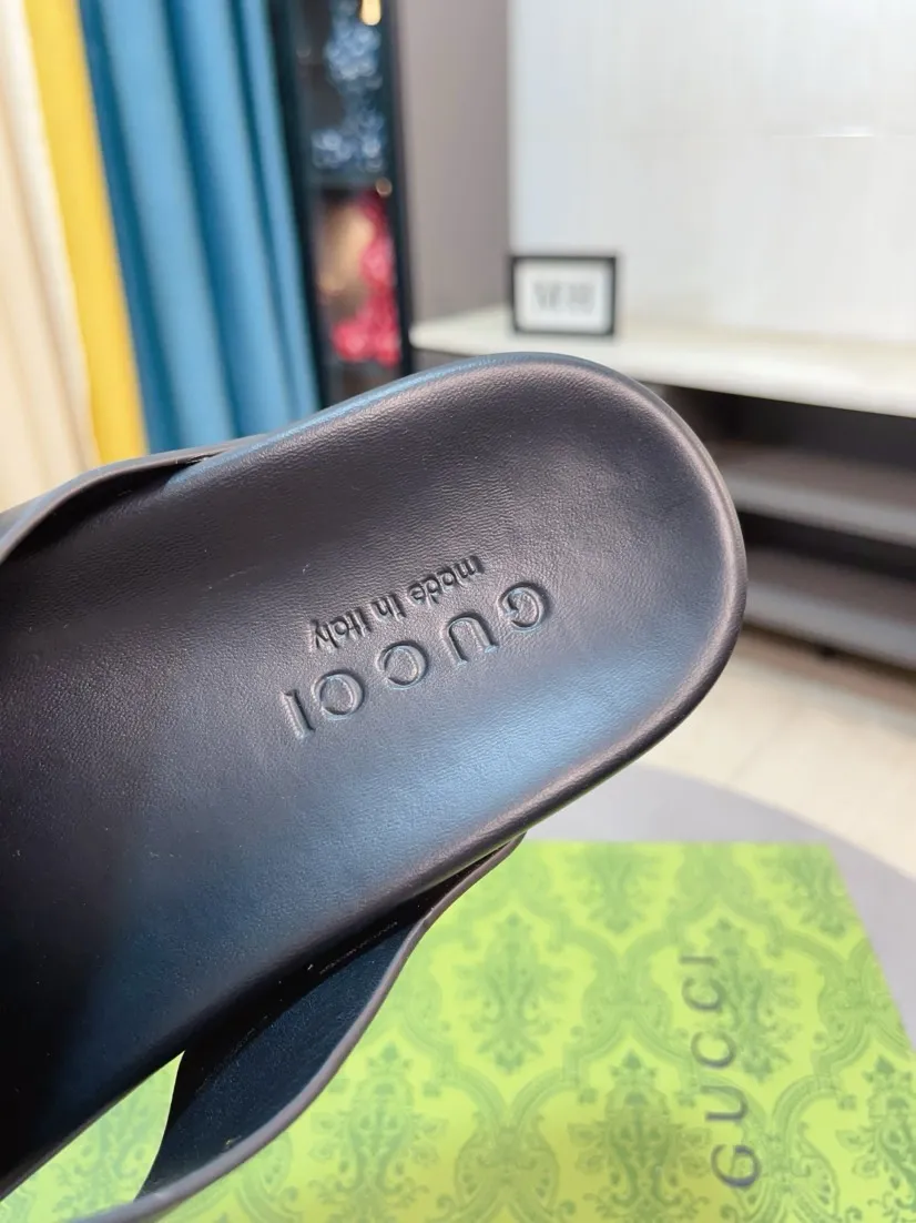 Men's Men's Shoes💰300🌸🌸【GUCCI New Style】This slipper is made of GG polyester fiber and is decorated with the Gucci label on the front, adding a bold logo feel to the style. "Gucci Made in Italy" stamped label Rubber sole Flat Made in Italy Men's sizes 39 to 45, (46. Customized